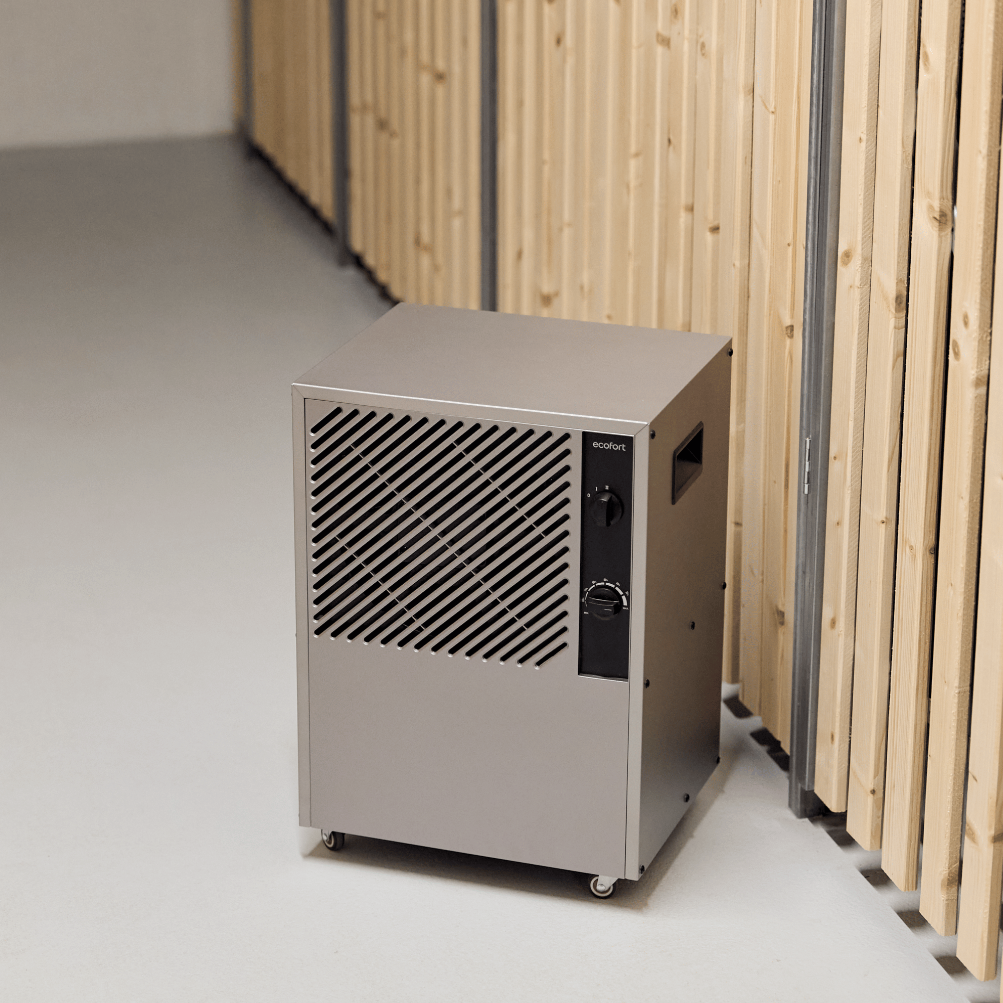 ecoq DryAir 25L Task Entfeuchter im Keller Frontansicht