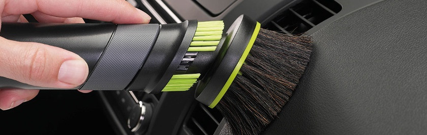 Armaturen im Auto reinigen
