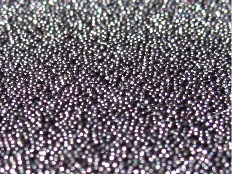 Detailansicht von Carbotech Aktivkohle-Kügelchen zur Absorption von Gasen, Gerüchen und flüchtigen Stoffen
