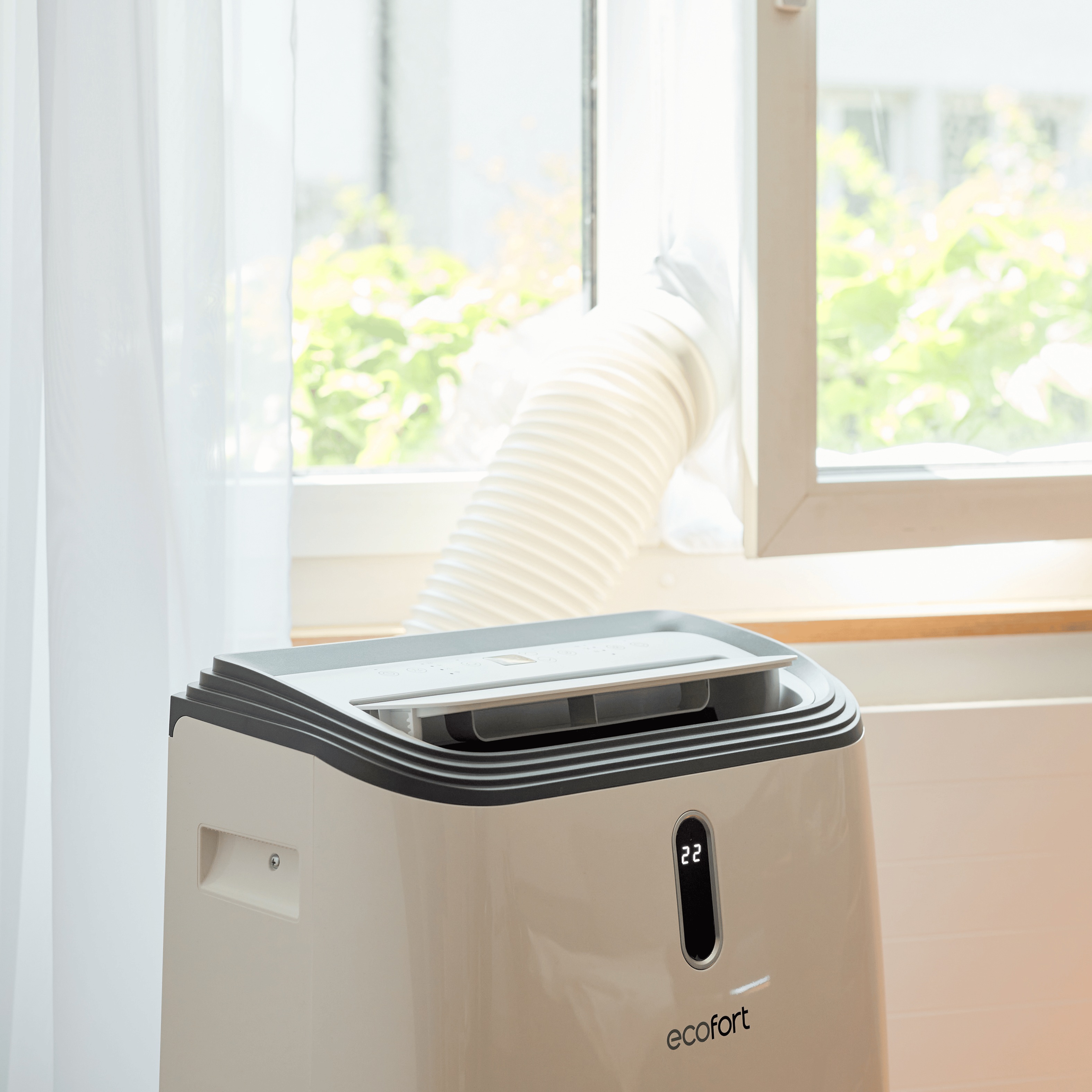 ecoQ CoolAir 14+ mit Hot Air Stop - Warme Abluft wird mittels Schlauch aus dem Fenster geführt